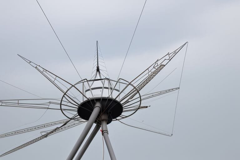 Antenna da esterno installata su un tetto per migliorare la ricezione del segnale